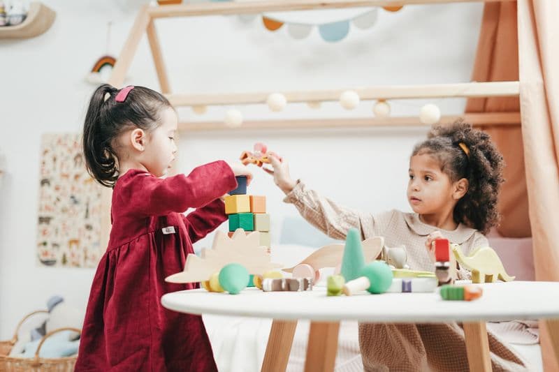 Enfants en tenues colorées jouant ensemble