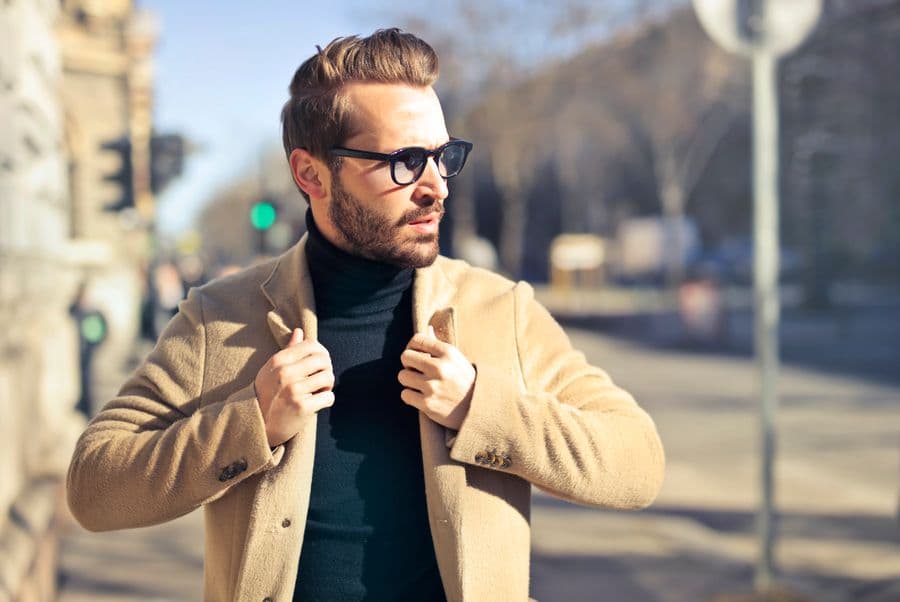 Homme en manteau beige et col roulé