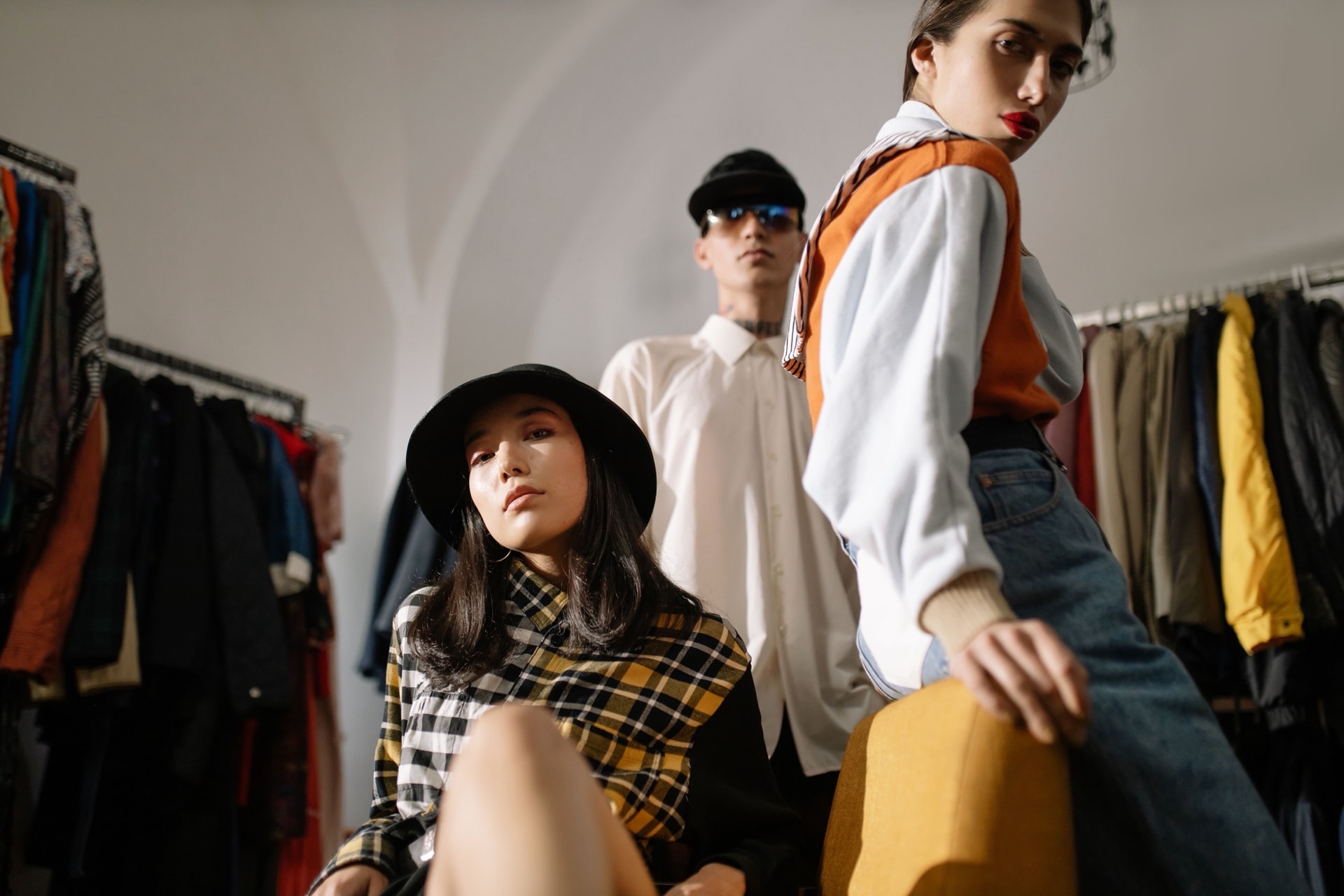 Trois mannequins mode seconde main dans une boutique vintage